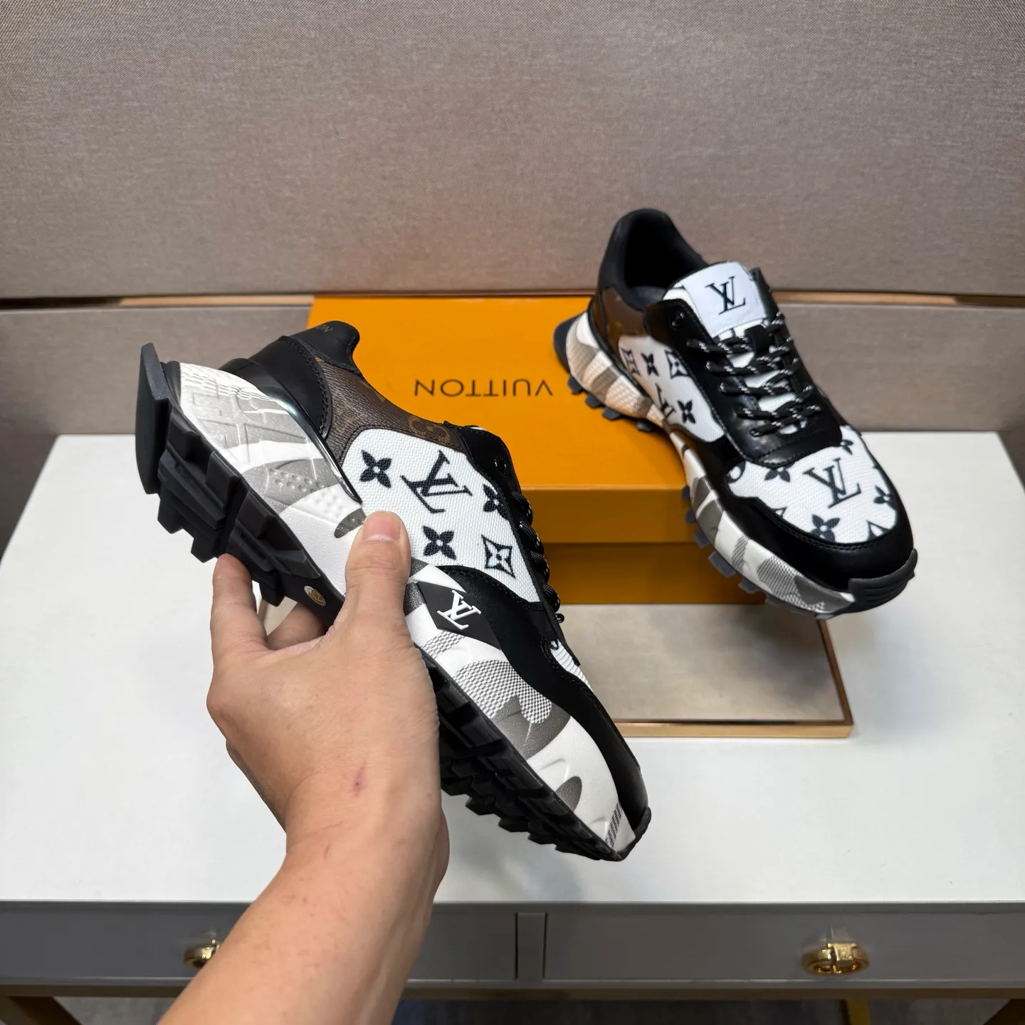 ⬛️Men's shoes 💰p442【LV～】Men's casual shoes 2025z cabinet sales simultaneously 🔶Size: 38-44#️⃣ 🔷2 colors🔜The upper is made of multi-material splicing➕Mesh lining, comfortable and breathable, sole: original comfortable and wear-resistant outsole, ⚠️real thing📱photographed🎬real thing is better📢📢📢